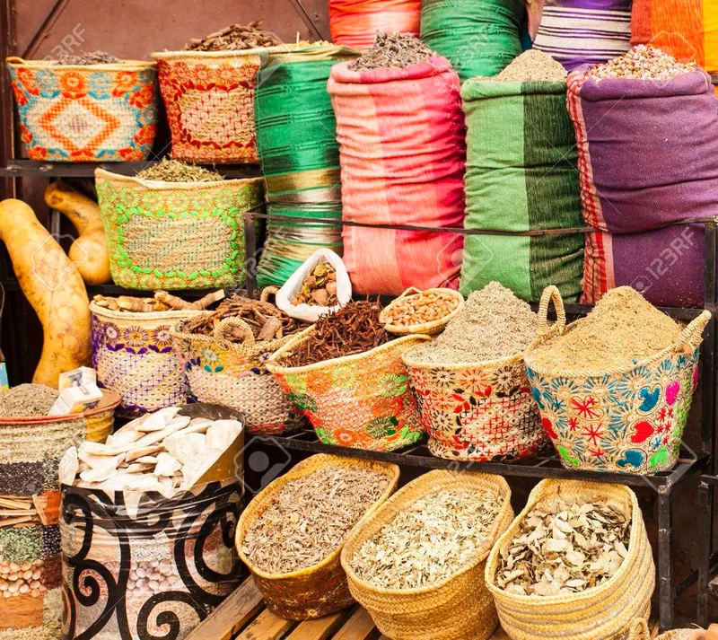 Compra de temperos e especiarias nos mercados Marroquinos